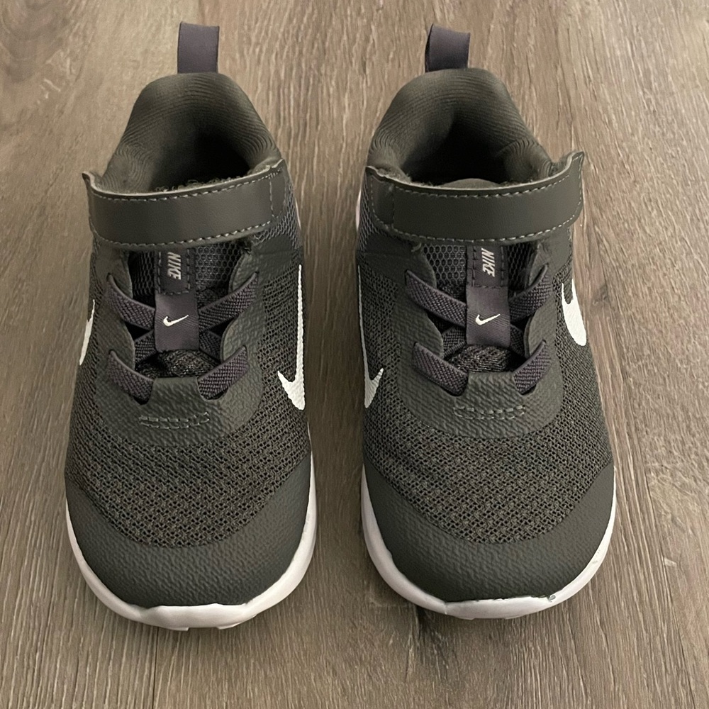 7c gray and white Nikes